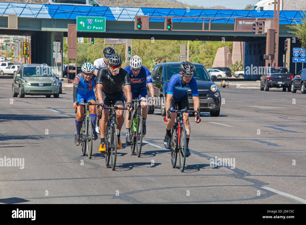 Tucson, Arizona - ciclisti nel centro cittadino di Tucson. Foto Stock