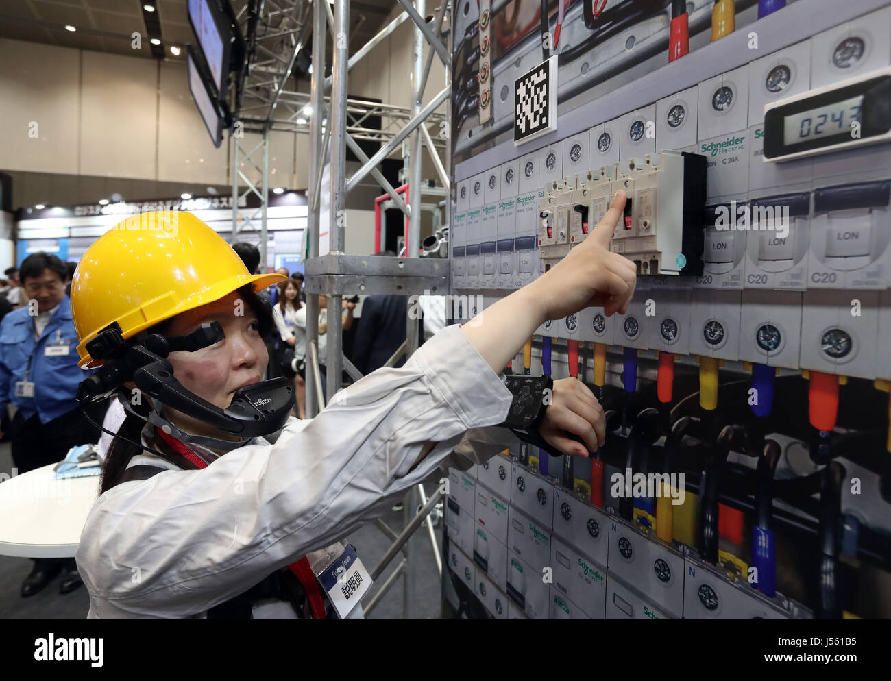 Tokyo, Giappone. 16 Maggio, 2017. In Giappone il gigante dei computer Fujitsu il dipendente dimostra i dispositivi indossabili per lavoro in fabbrica ad una anteprima di stampa della società della tecnologia avanzata mostra 'Fujitsu Forum 2017" a Tokyo il Martedì, 16 maggio 2017. Fujitsu e un impianto di acqua ha iniziato le operazioni di manutenzione di strutture utilizzando questi dispositivi. Credito: Yoshio Tsunoda/AFLO/Alamy Live News Foto Stock