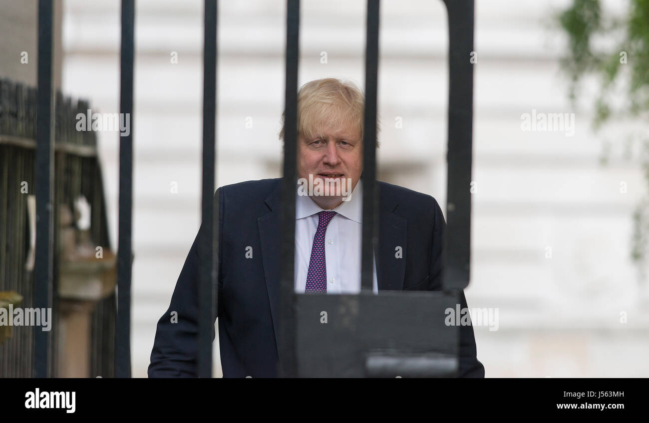 A Downing Street, Londra, Regno Unito. 16 Maggio, 2017. Segretario di Stato per gli affari esteri Boris Johnson visto lasciare Downing Street prima di uscire dalla macchina. Credito: Malcolm Park editoriale //Alamy Live News. Foto Stock