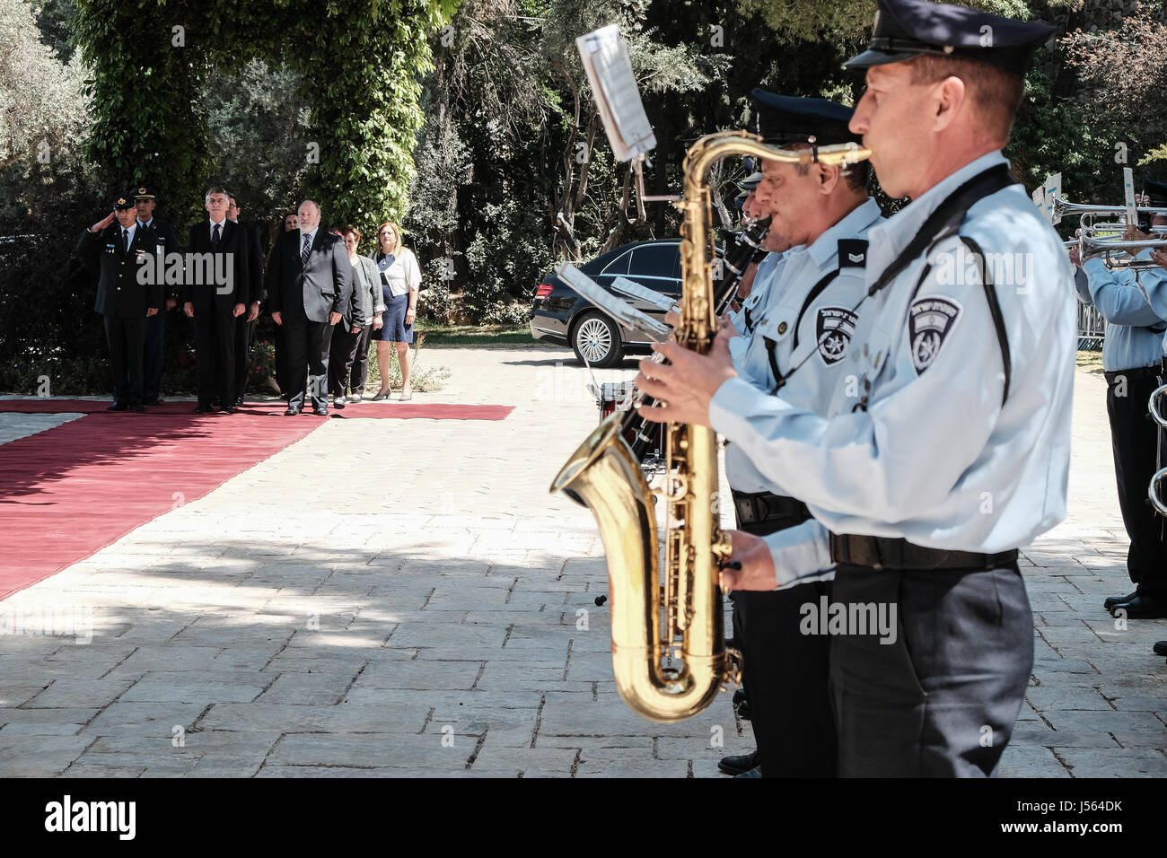 Gerusalemme, Israele. 16 Maggio, 2017. MANUEL GOMEZ ACEBO (red carpet, anteriore centrale), nominato di recente ambasciatore spagnolo a Israele, viene accolto con favore in residenza del Presidente con un militare di guardia d'onore e lo spagnolo inno nazionale svolto dall'Israele nella banda della polizia. Credito: Nir Alon/Alamy Live News Foto Stock
