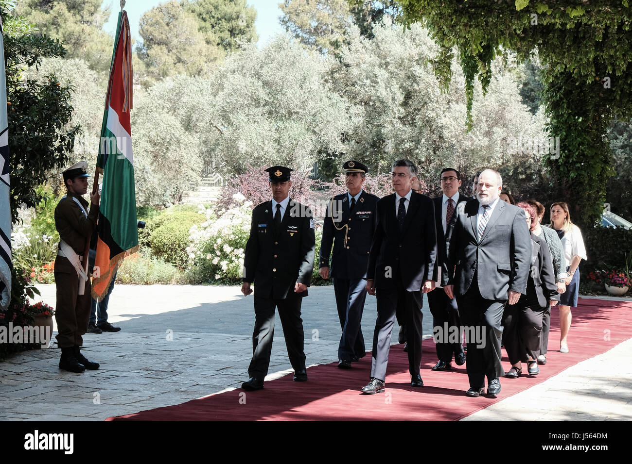 Gerusalemme, Israele. 16 Maggio, 2017. MANUEL GOMEZ ACEBO (red carpet, anteriore centrale), nominato di recente ambasciatore spagnolo a Israele, viene accolto con favore in residenza del Presidente con un militare di guardia d'onore e lo spagnolo inno nazionale svolto dall'Israele nella banda della polizia. Credito: Nir Alon/Alamy Live News Foto Stock