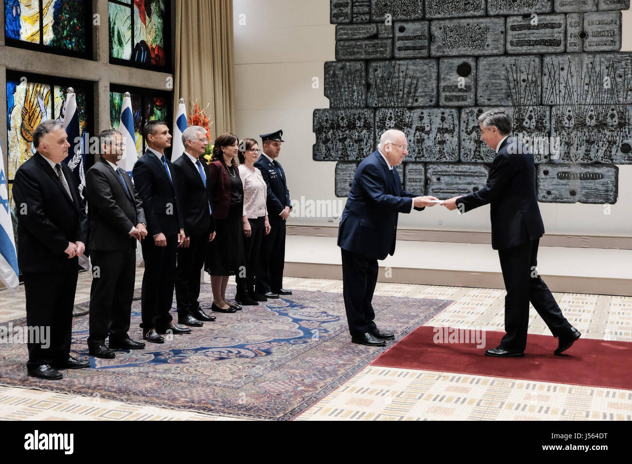 Gerusalemme, Israele. 16 Maggio, 2017. MANUEL GOMEZ ACEBO (R), di recente nominato Ambasciatore di Spagna a Israele, presenta le sue lettere credenziali al Presidente dello Stato di Israele, REUVEN RIVLIN (L), in una solenne cerimonia a residenza del Presidente. Credito: Nir Alon/Alamy Live News Foto Stock