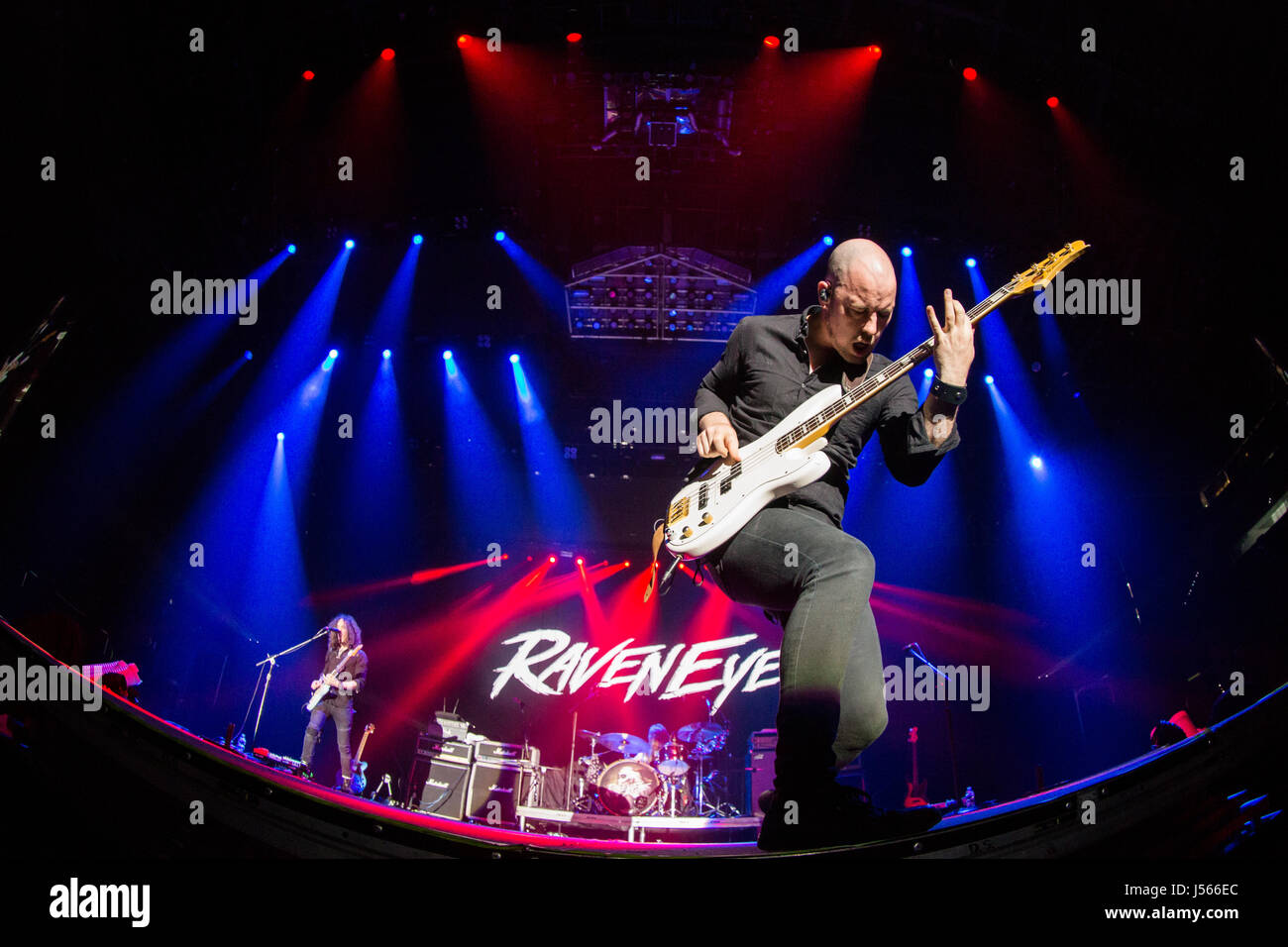 Torino, Italia. 15 Maggio, 2017. Il rock inglese RAVENEYE band suona dal vivo sul palco PalaAlpitour apertura della mostra di Kiss Credito: Rodolfo Sassano/Alamy Live News Foto Stock