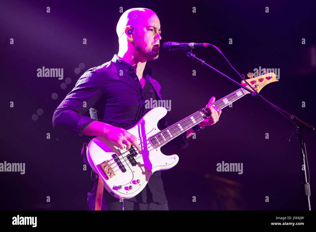 Torino, Italia. 15 Maggio, 2017. Il rock inglese RAVENEYE band suona dal vivo sul palco PalaAlpitour apertura della mostra di Kiss Credito: Rodolfo Sassano/Alamy Live News Foto Stock