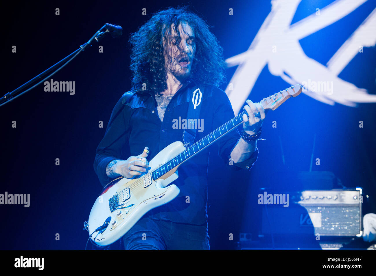 Torino, Italia. 15 Maggio, 2017. Il rock inglese RAVENEYE band suona dal vivo sul palco PalaAlpitour apertura della mostra di Kiss Credito: Rodolfo Sassano/Alamy Live News Foto Stock