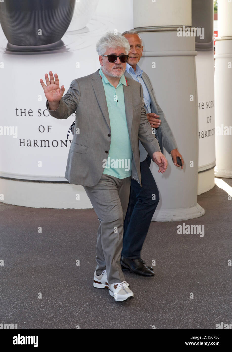 Cannes, Francia. 16 Maggio, 2017. Pedro Almodovar, presidente della giuria arriva al Grand Hyatt Hotel Cannes Martinez durante il Festival del Cinema di Cannes 2017 | Utilizzo di credito in tutto il mondo: dpa/Alamy Live News Foto Stock