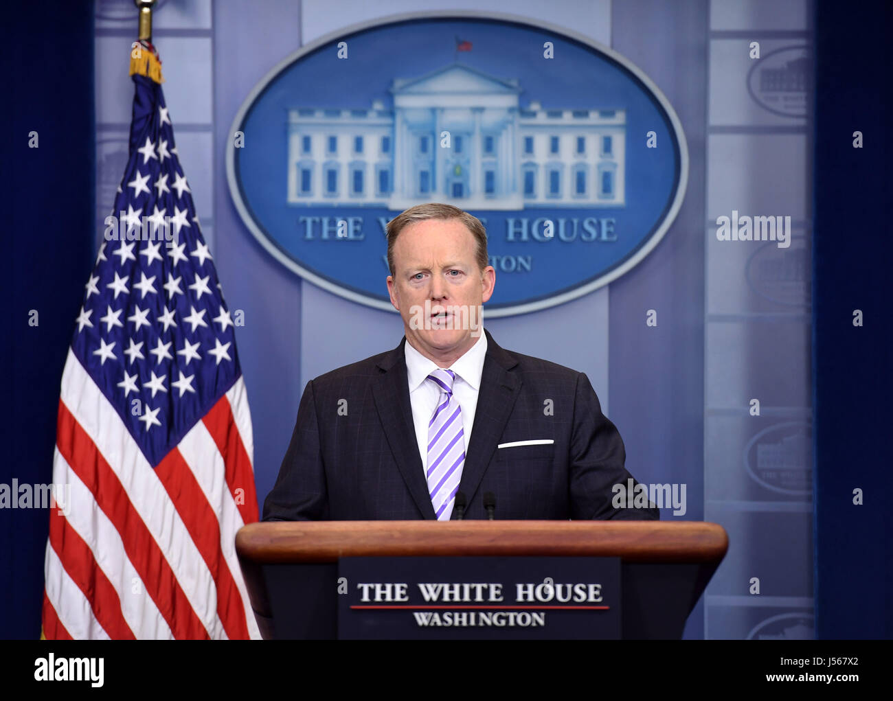 Washington, Stati Uniti d'America. 16 Maggio, 2017. Stati Uniti Portavoce della Casa Bianca Sean Spicer parla durante un briefing con la stampa alla Casa Bianca di Washington, DC 16 maggio 2017. Credito: Yin Bogu/Xinhua/Alamy Live News Foto Stock