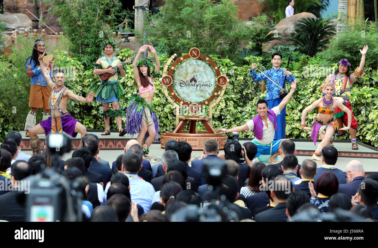 Hong Kong, Cina. 16 Maggio, 2017. Attori eseguire durante la cerimonia di apertura della Disney esploratori Lodge a Hong Kong, Cina del Sud, 16 maggio 2017. Named Disney esploratori Lodge, il nuovo 750-camera hotel è stato aperto al pubblico a Hong Kong il martedì. Credito: Li Peng/Xinhua/Alamy Live News Foto Stock