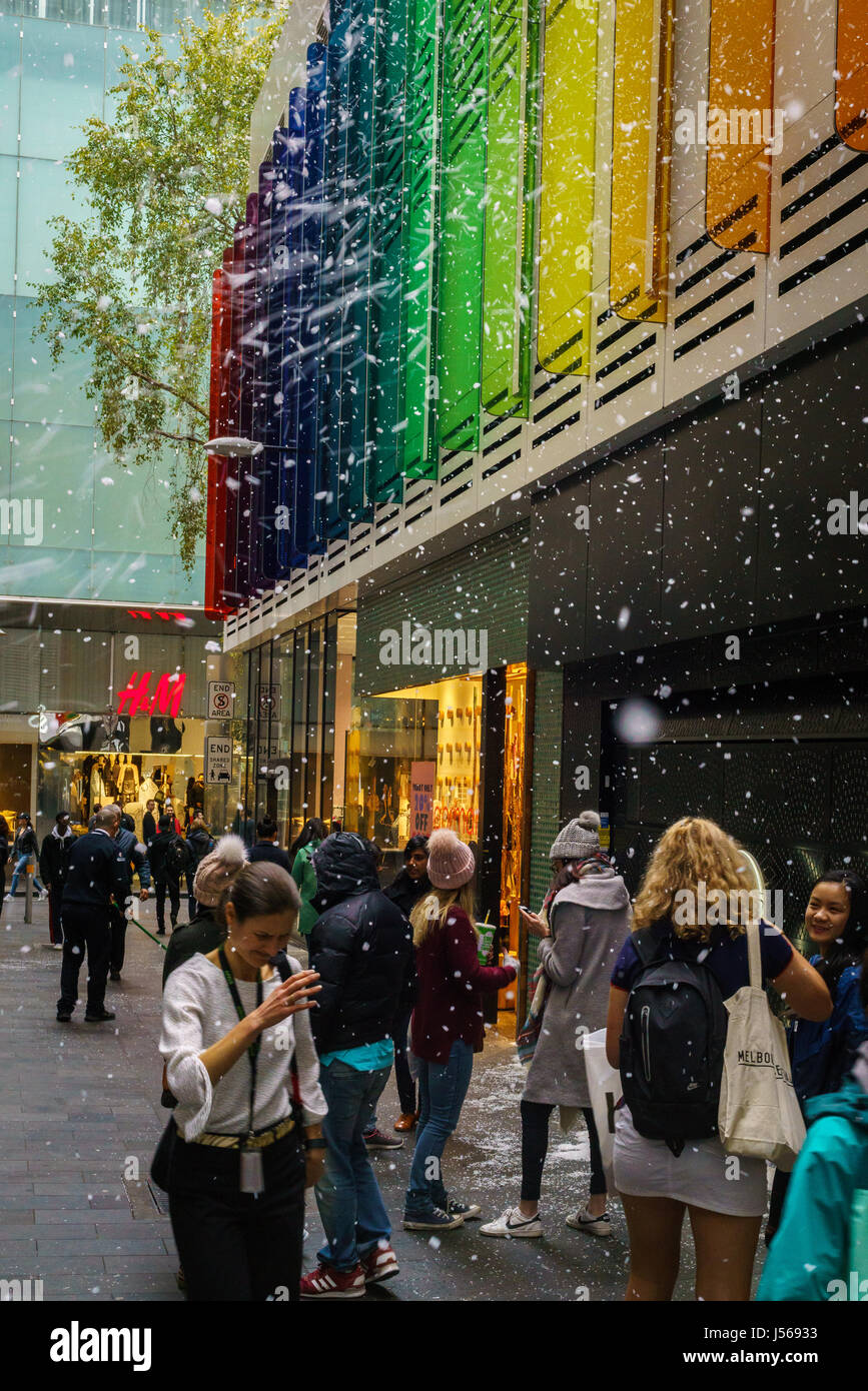 Melbourne, Australia. Il 17 maggio 2017. Una parte del negozio l'iniziativa della città di Melbourne, il conducente Lane riempito di neve per un giorno di credito: lifesauntering/Alamy Live News Foto Stock