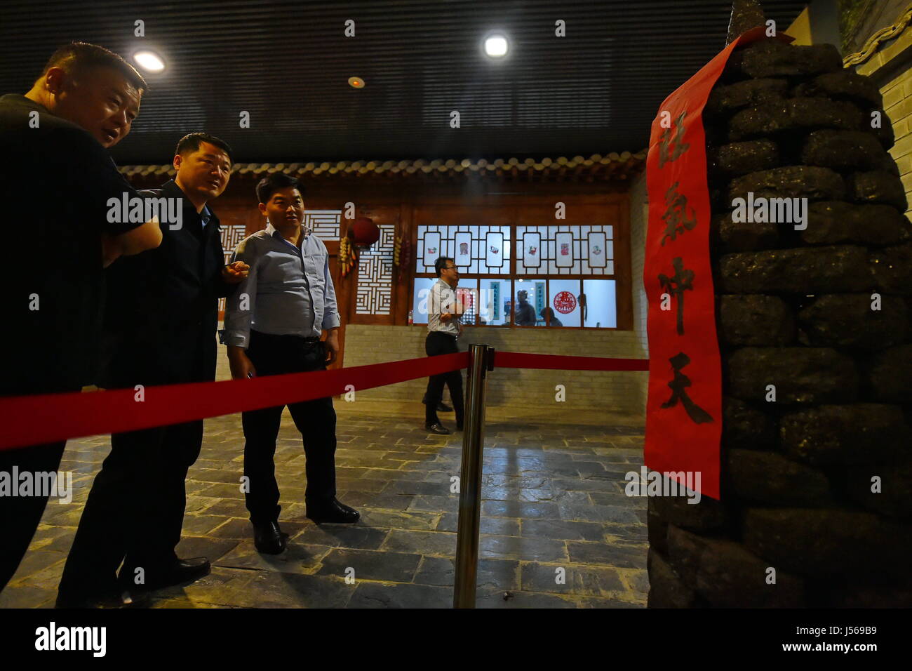 (170517) -- di Datong, 17 maggio 2017 (Xinhua) -- i turisti visualizza il carbone prodotto visualizzata in Datong Coal Museum che si trova la metropolitana al Jinhuagong miniera Nazionale Parco in Datong City, a nord della Cina di nella provincia di Shanxi, 16 maggio 2017. (Xinhua/Cao Yang) (Ry) Foto Stock