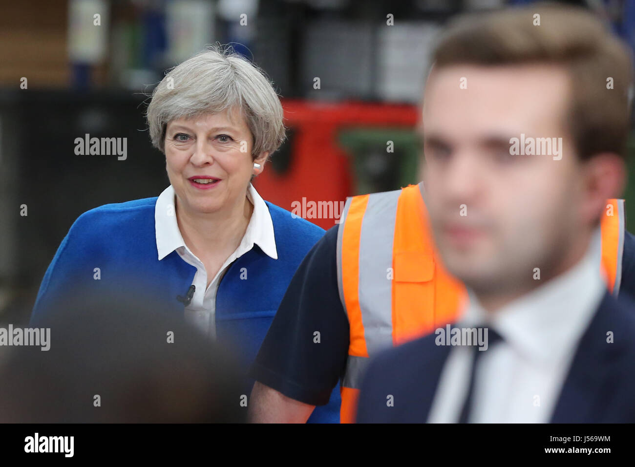 Stoke-on-Trent. West Midlands, Regno Unito. 16 Maggio, 2017. Il Primo Ministro inglese Theresa Maggio offre un discorso ai lavoratori in Screwfix Direct Ltd, Stoke-on-Trent. I partiti politici in Gran Bretagna si battono in tutto il paese e i britannici andranno alle urne di voto in uno scatto elezioni generali del 8 giugno 2017. Credito: Dinendra Haria/Alamy Live News Foto Stock