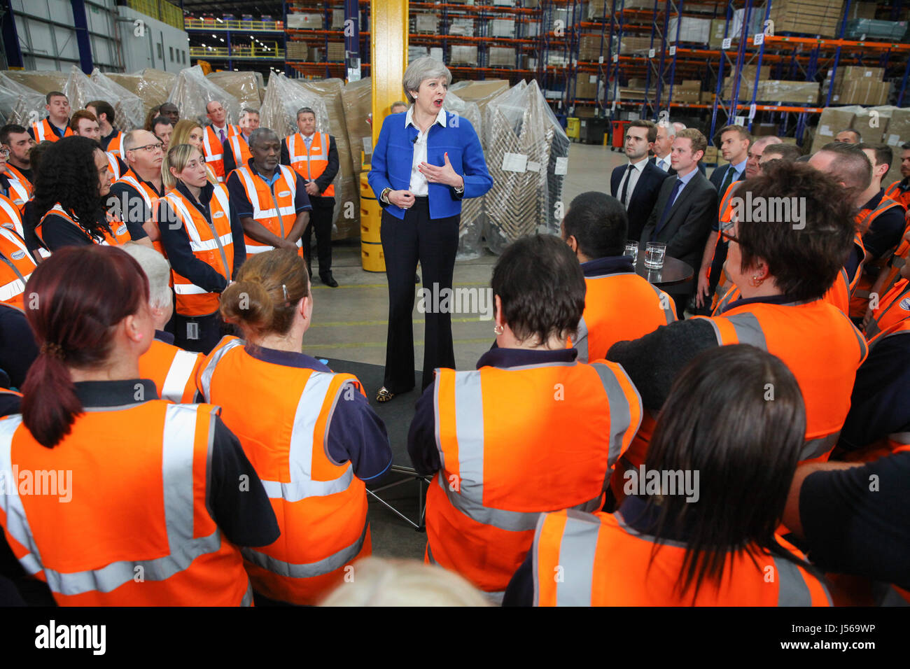 Stoke-on-Trent. West Midlands, Regno Unito. 16 Maggio, 2017. Il Primo Ministro inglese Theresa Maggio offre un discorso ai lavoratori in Screwfix Direct Ltd, Stoke-on-Trent. I partiti politici in Gran Bretagna si battono in tutto il paese e i britannici andranno alle urne di voto in uno scatto elezioni generali del 8 giugno 2017. Credito: Dinendra Haria/Alamy Live News Foto Stock