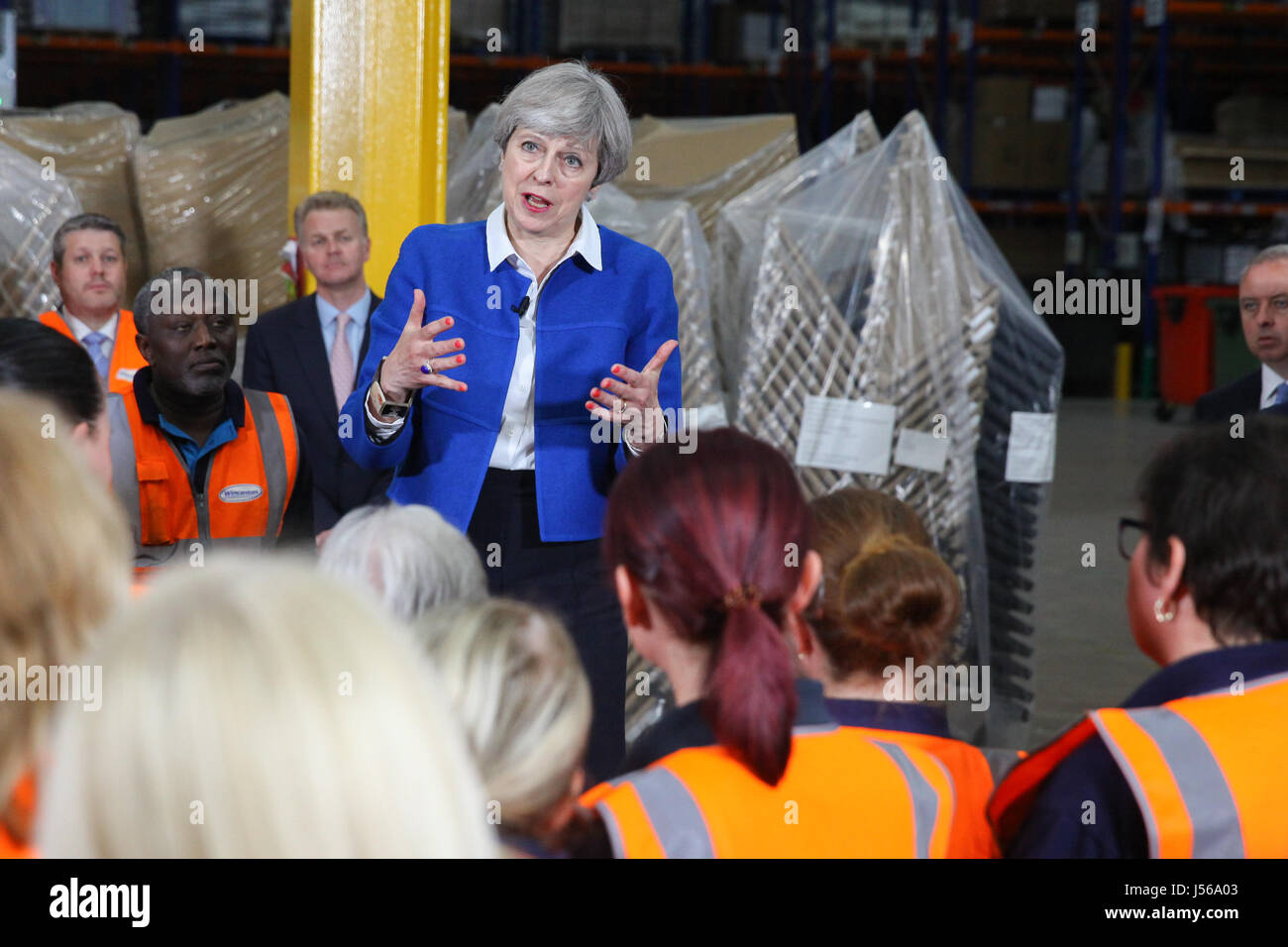 Stoke-on-Trent. West Midlands, Regno Unito. 16 Maggio, 2017. Il Primo Ministro inglese Theresa Maggio offre un discorso ai lavoratori in Screwfix Direct Ltd, Stoke-on-Trent. I partiti politici in Gran Bretagna si battono in tutto il paese e i britannici andranno alle urne di voto in uno scatto elezioni generali del 8 giugno 2017. Credito: Dinendra Haria/Alamy Live News Foto Stock