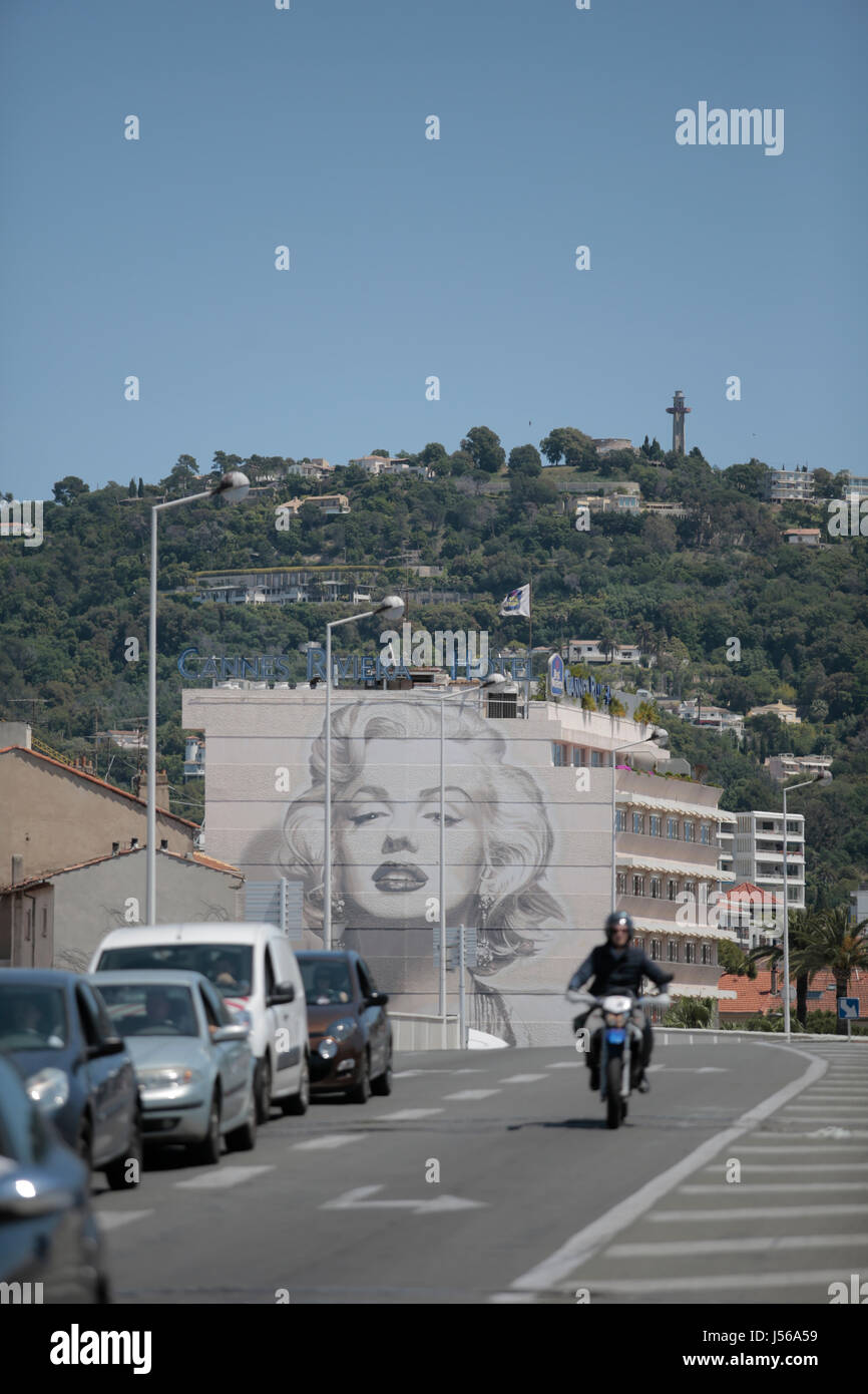 Marilyn Monroe in verticale sul lato di un hotel 70 Th Cannes Film Festival Cannes Film Festival Impostare 70 Th Cannes Film Festival Cannes, Francia 16 maggio 2017 Diy credito98908: Allstar Picture Library/Alamy Live News Foto Stock