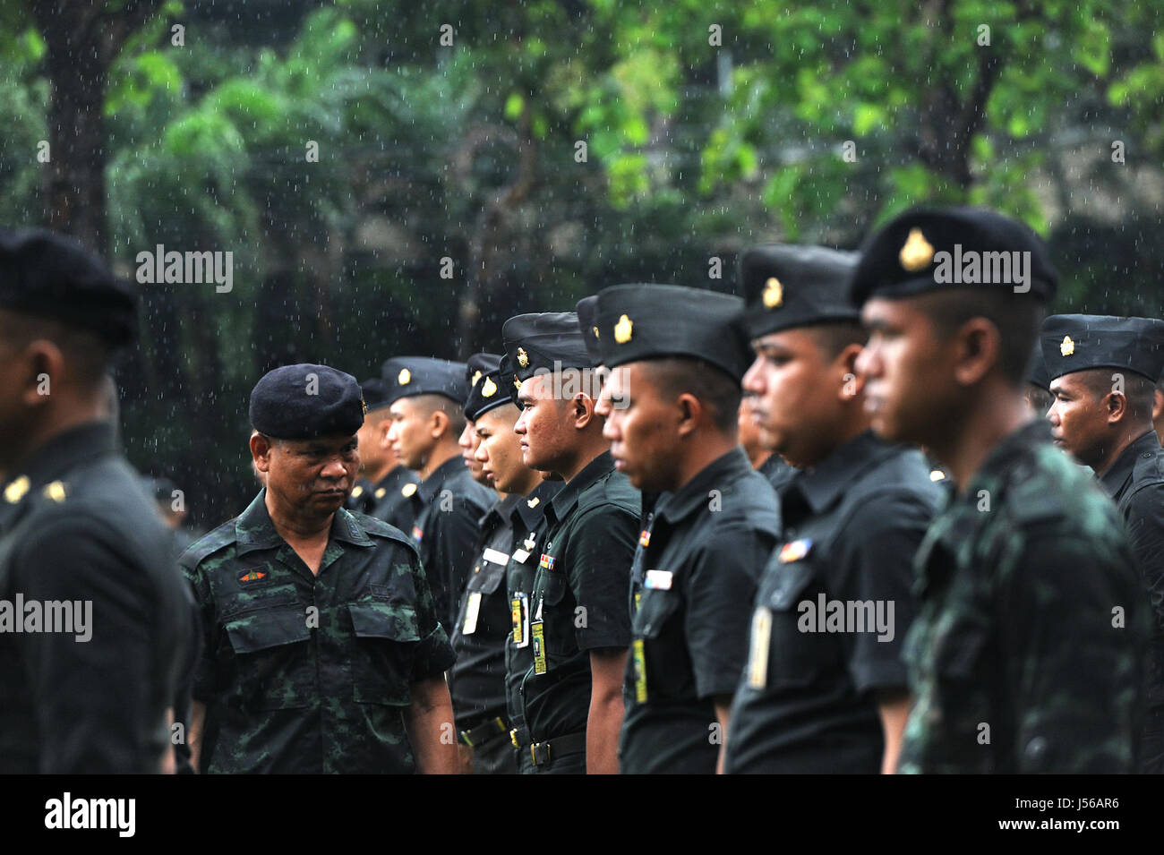 Bangkok, Tailandia. Il 17 maggio 2017. Gli ufficiali dell'esercito thailandese ha treno nella preparazione del defunto Re Bhumibol Adulyadej i funerali a Bangkok, Thailandia, 17 maggio 2017. La cerimonia di cremazione della Thailandia del compianto Re Bhumibol Adulyadej è programmata per il mese di ottobre 26, 2017 come parte di un corso di cinque giorni royal funerale. Il venerato Re defunto è scomparso lo scorso ottobre dopo che regna in Thailandia per 70 anni. Credito: Rachen Sageamsak/Xinhua/Alamy Live News Foto Stock