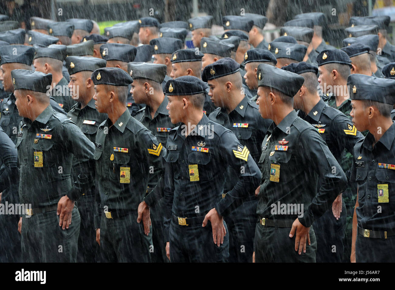 Bangkok, Tailandia. Il 17 maggio 2017. Gli ufficiali dell'esercito thailandese ha treno nella preparazione del defunto Re Bhumibol Adulyadej i funerali a Bangkok, Thailandia, 17 maggio 2017. La cerimonia di cremazione della Thailandia del compianto Re Bhumibol Adulyadej è programmata per il mese di ottobre 26, 2017 come parte di un corso di cinque giorni royal funerale. Il venerato Re defunto è scomparso lo scorso ottobre dopo che regna in Thailandia per 70 anni. Credito: Rachen Sageamsak/Xinhua/Alamy Live News Foto Stock