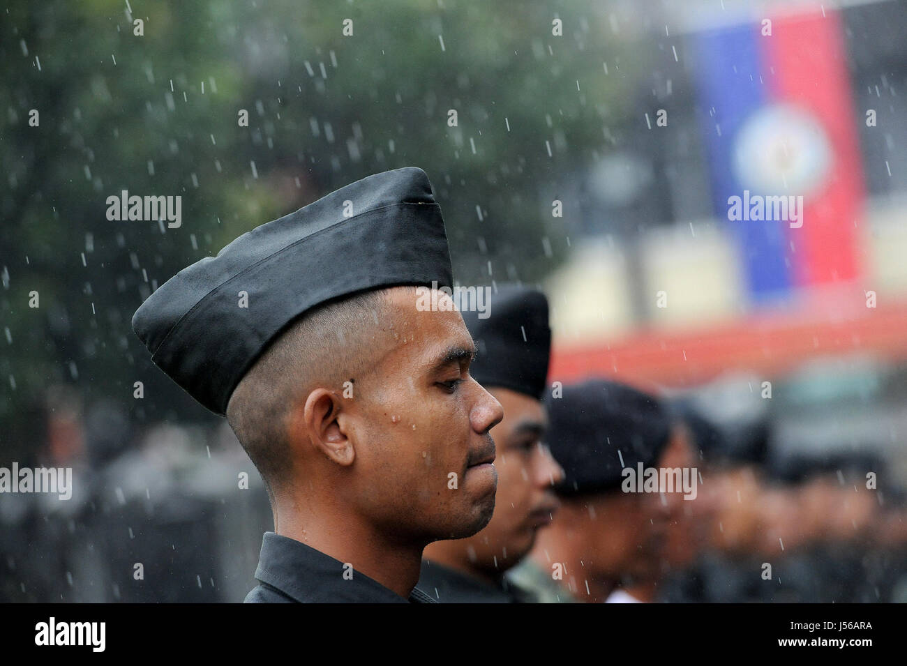 Bangkok, Tailandia. Il 17 maggio 2017. Gli ufficiali dell'esercito thailandese ha treno nella preparazione del defunto Re Bhumibol Adulyadej i funerali a Bangkok, Thailandia, 17 maggio 2017. La cerimonia di cremazione della Thailandia del compianto Re Bhumibol Adulyadej è programmata per il mese di ottobre 26, 2017 come parte di un corso di cinque giorni royal funerale. Il venerato Re defunto è scomparso lo scorso ottobre dopo che regna in Thailandia per 70 anni. Credito: Rachen Sageamsak/Xinhua/Alamy Live News Foto Stock