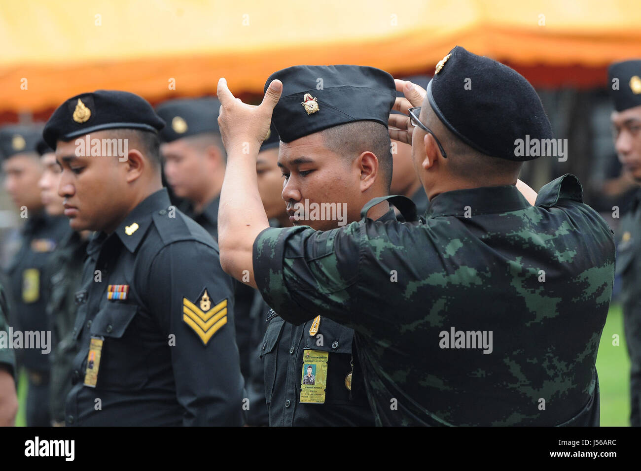 Bangkok, Tailandia. Il 17 maggio 2017. Gli ufficiali dell'esercito thailandese ha treno nella preparazione del defunto Re Bhumibol Adulyadej i funerali a Bangkok, Thailandia, 17 maggio 2017. La cerimonia di cremazione della Thailandia del compianto Re Bhumibol Adulyadej è programmata per il mese di ottobre 26, 2017 come parte di un corso di cinque giorni royal funerale. Il venerato Re defunto è scomparso lo scorso ottobre dopo che regna in Thailandia per 70 anni. Credito: Rachen Sageamsak/Xinhua/Alamy Live News Foto Stock