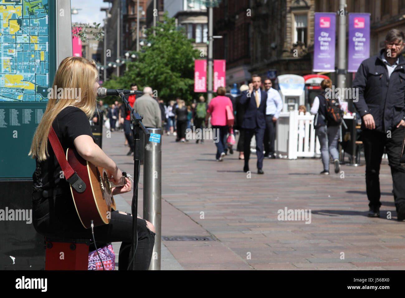 Glasgow 17 maggio 2017. Una bella giornata calda e soleggiata nel centro della città di Glasgow. Busker a Buchanan Street. Alan Oliver/Alamy Live News Foto Stock