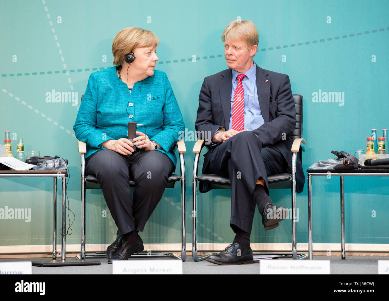 Berlino, Germania. Il 17 maggio 2017. Il cancelliere tedesco Angela Merkel parla con DGB Presidente Reiner Hoffmann al lavoro 20 Conferenza che ha avuto luogo presso la Fondazione Friedrich Ebert a Berlino, Germania, 17 maggio 2017. Questa conferenza ha luogo come la Germania è pronta a presiedere il G20. Foto: Kay Nietfeld/dpa/Alamy Live News Foto Stock