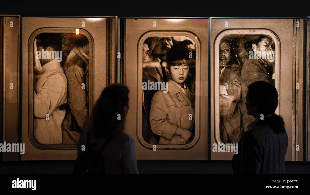 Londra, Regno Unito. 17 maggio 2017. Visitatori visualizza "Stazione hinjuku, Tokyo, Giappone ", 1962, da Hiro. Anteprima di foto Londra 2017 at Somerset House. Giunto alla sua terza edizione, l'evento mette in mostra il meglio in fatto di fotografia contemporanea da 89 gallerie provenienti da 16 paesi diversi per i collezionisti e appassionati. La mostra si apre 18-21 maggio 2017. Credito: Stephen Chung / Alamy Live News Foto Stock