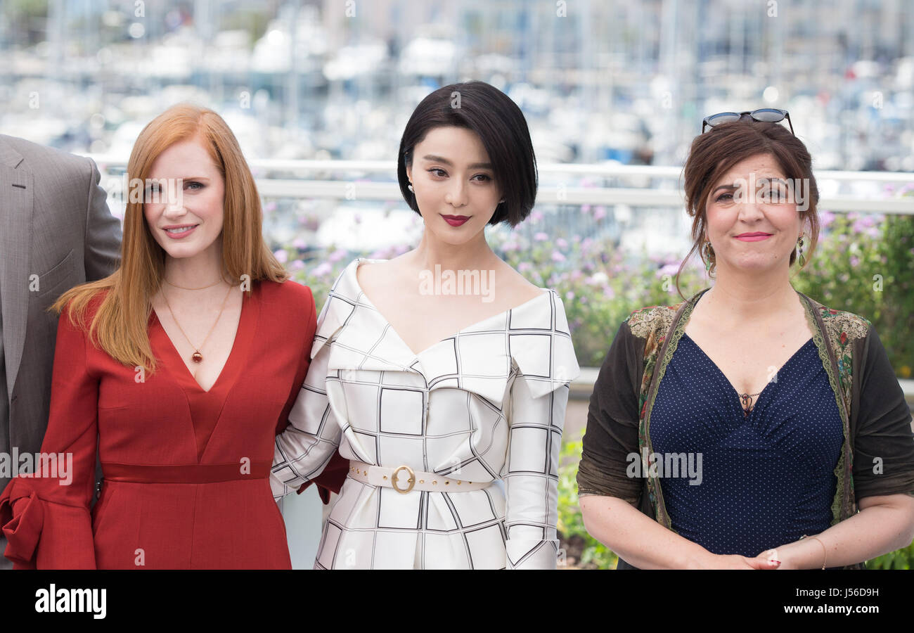 Cannes, Francia. Il 17 maggio 2017. I membri della giuria per il settantesimo Cannes Film Festival Internazionale di Jessica Chasten (L), Fan Bingbing (C), Agnès Jaoui frequentare un photocall a Cannes, Francia, il 17 maggio 2017. Credito: Xu Jinquan/Xinhua/Alamy Live News Credito: Xinhua/Alamy Live News Foto Stock