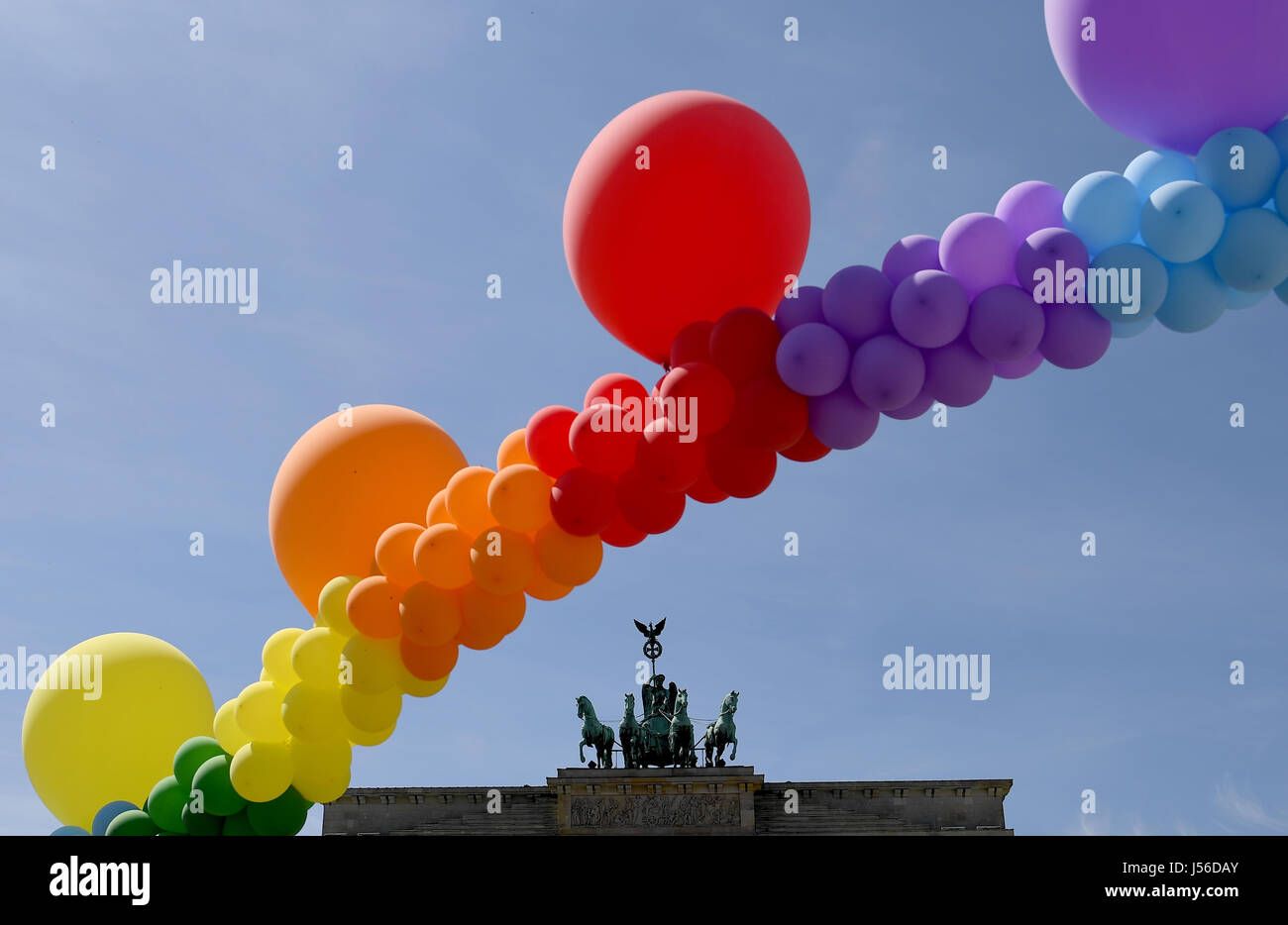 Berlino, Germania. Il 17 maggio 2017. Un arcobaleno di palloncini è tenuto aloft davanti alla Porta di Brandeburgo durante il rally per la Giornata Internazionale contro l'Omofobia Transphobia e Biphobia a Berlino, Germania, 17 maggio 2017. Foto: Britta Pedersen/dpa-Zentralbild/dpa/Alamy Live News Foto Stock
