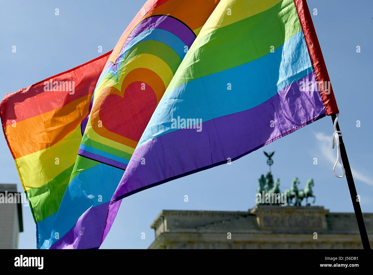 Berlino, Germania. Il 17 maggio 2017. Una bandiera arcobaleno è tenuto aloft davanti alla Porta di Brandeburgo durante il rally per la Giornata Internazionale contro l'Omofobia Transphobia e Biphobia a Berlino, Germania, 17 maggio 2017. Foto: Britta Pedersen/dpa-Zentralbild/dpa/Alamy Live News Foto Stock