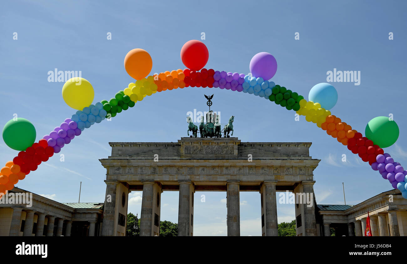 Berlino, Germania. Il 17 maggio 2017. Un arcobaleno di palloncini è tenuto aloft davanti alla Porta di Brandeburgo durante il rally per la Giornata Internazionale contro l'Omofobia Transphobia e Biphobia a Berlino, Germania, 17 maggio 2017. Foto: Britta Pedersen/dpa-Zentralbild/dpa/Alamy Live News Foto Stock