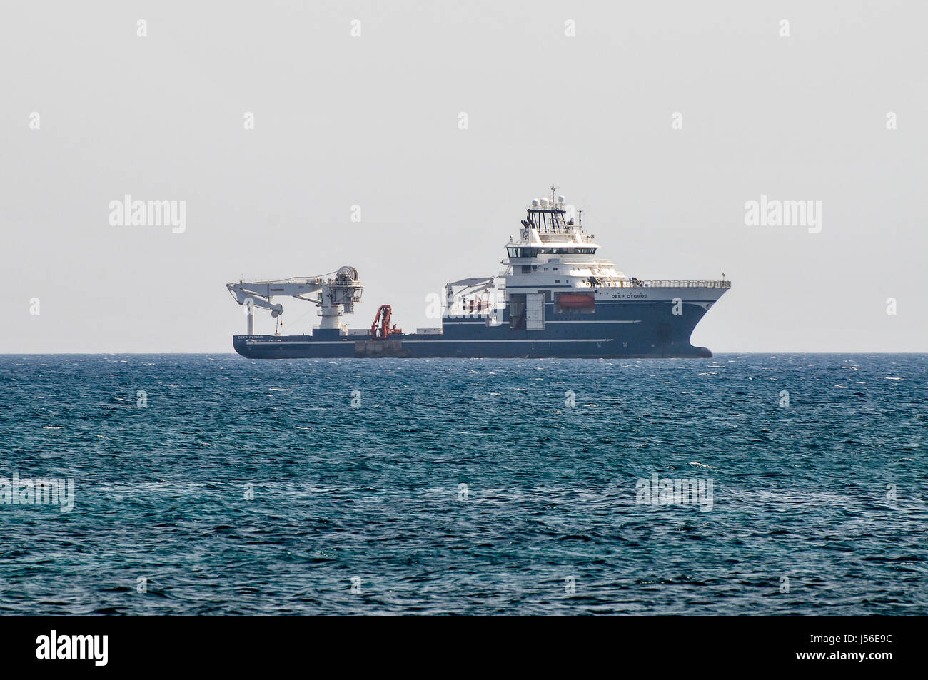 Nave da carico di entrare nel porto di Limassol, Cipro Foto Stock
