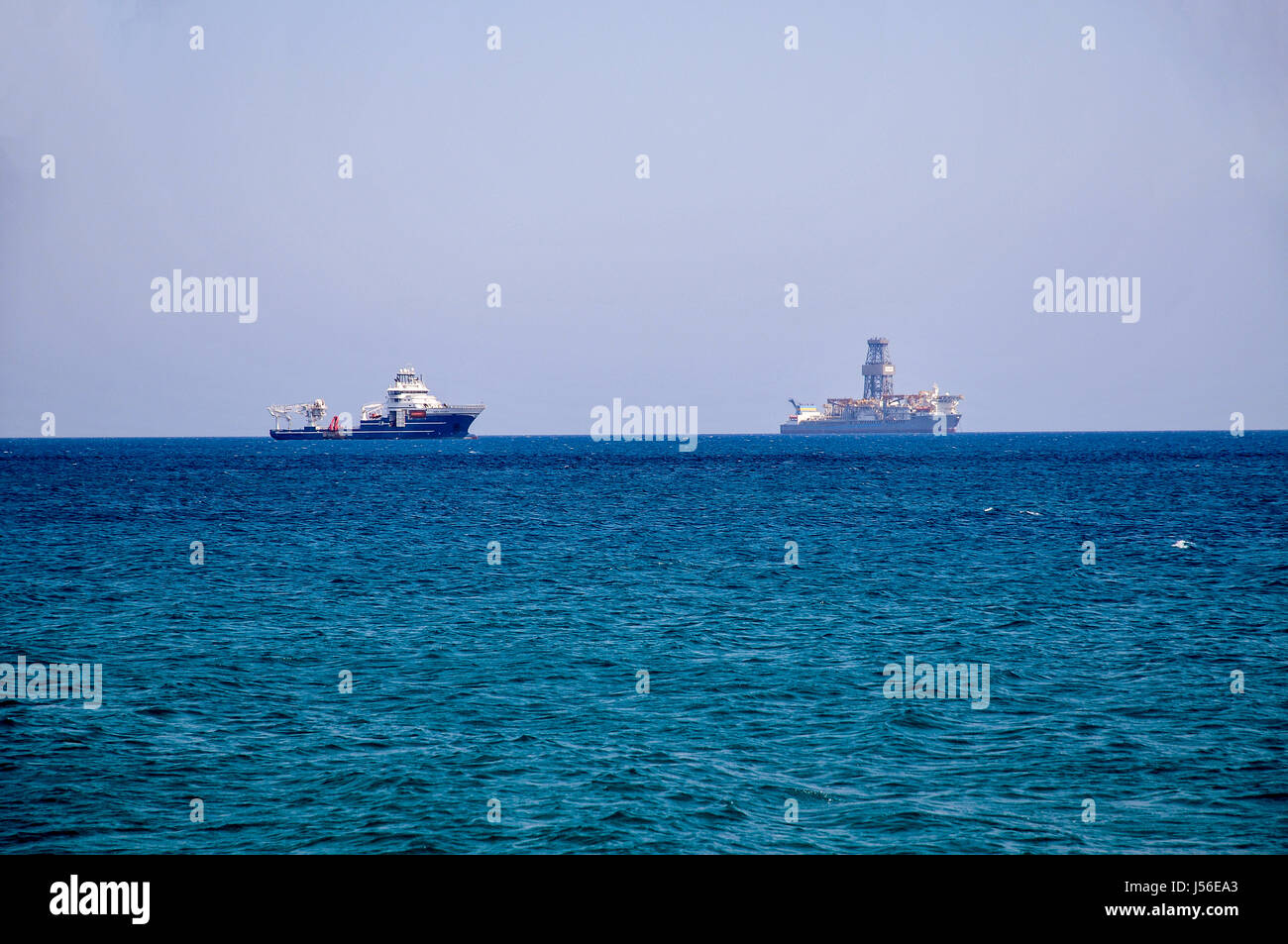 Deep sea piattaforma di perforazione della costa di Limassol Cipro Foto Stock