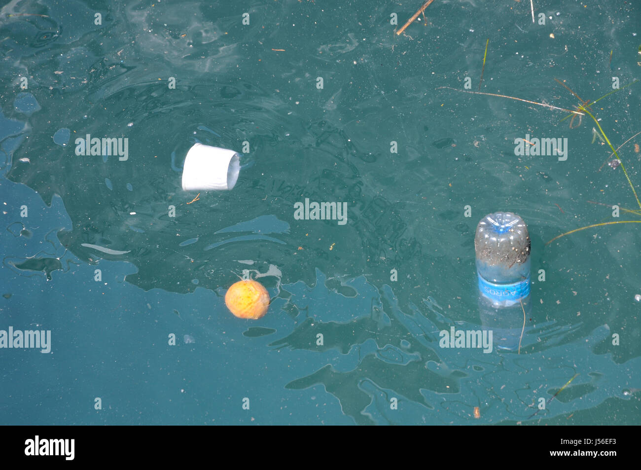 Acqua inquinata in Limassol Marina e Porto di Cipro Foto Stock