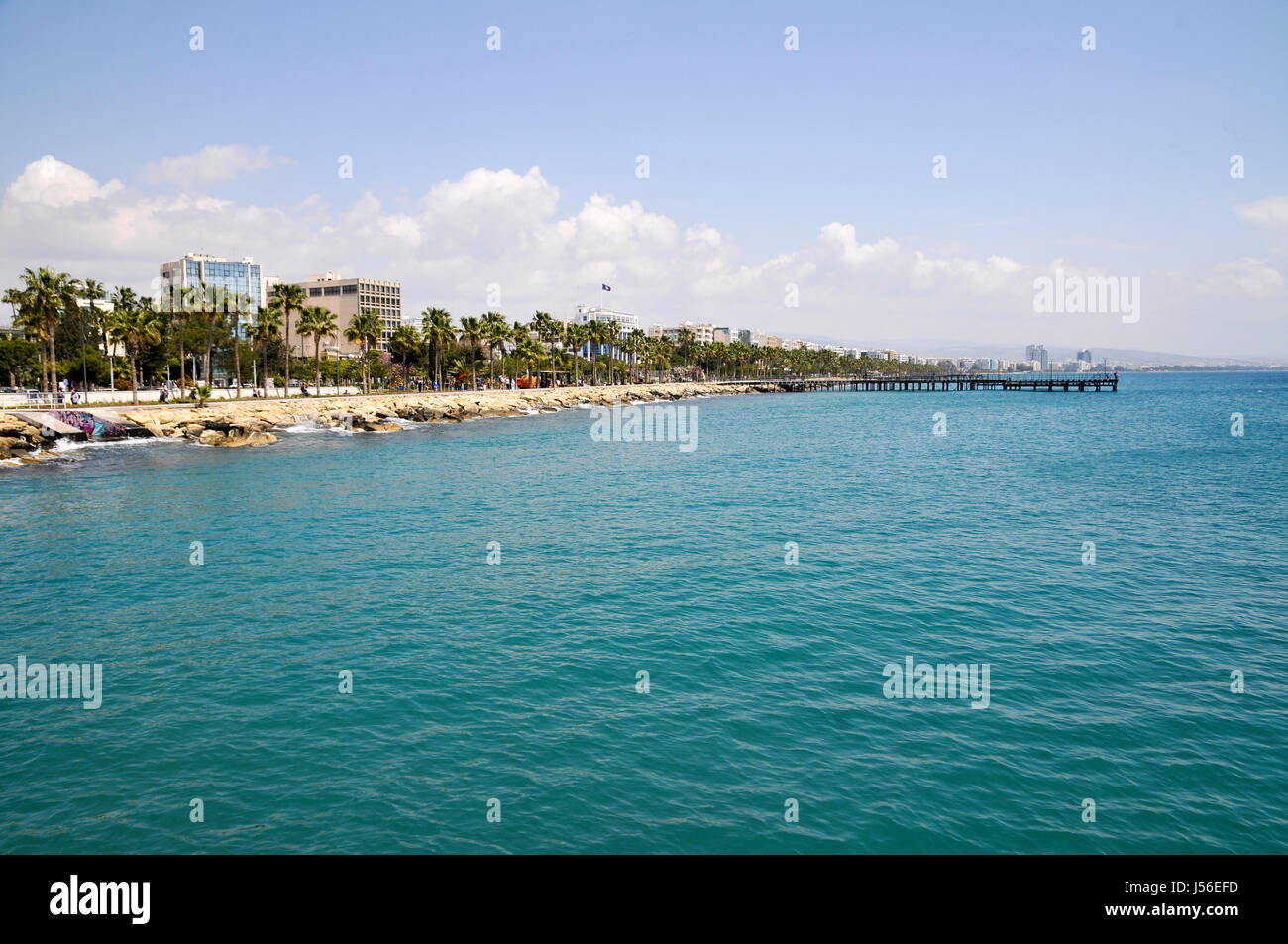 Costa come si vede da Limassol Marina e Porto di Cipro Foto Stock