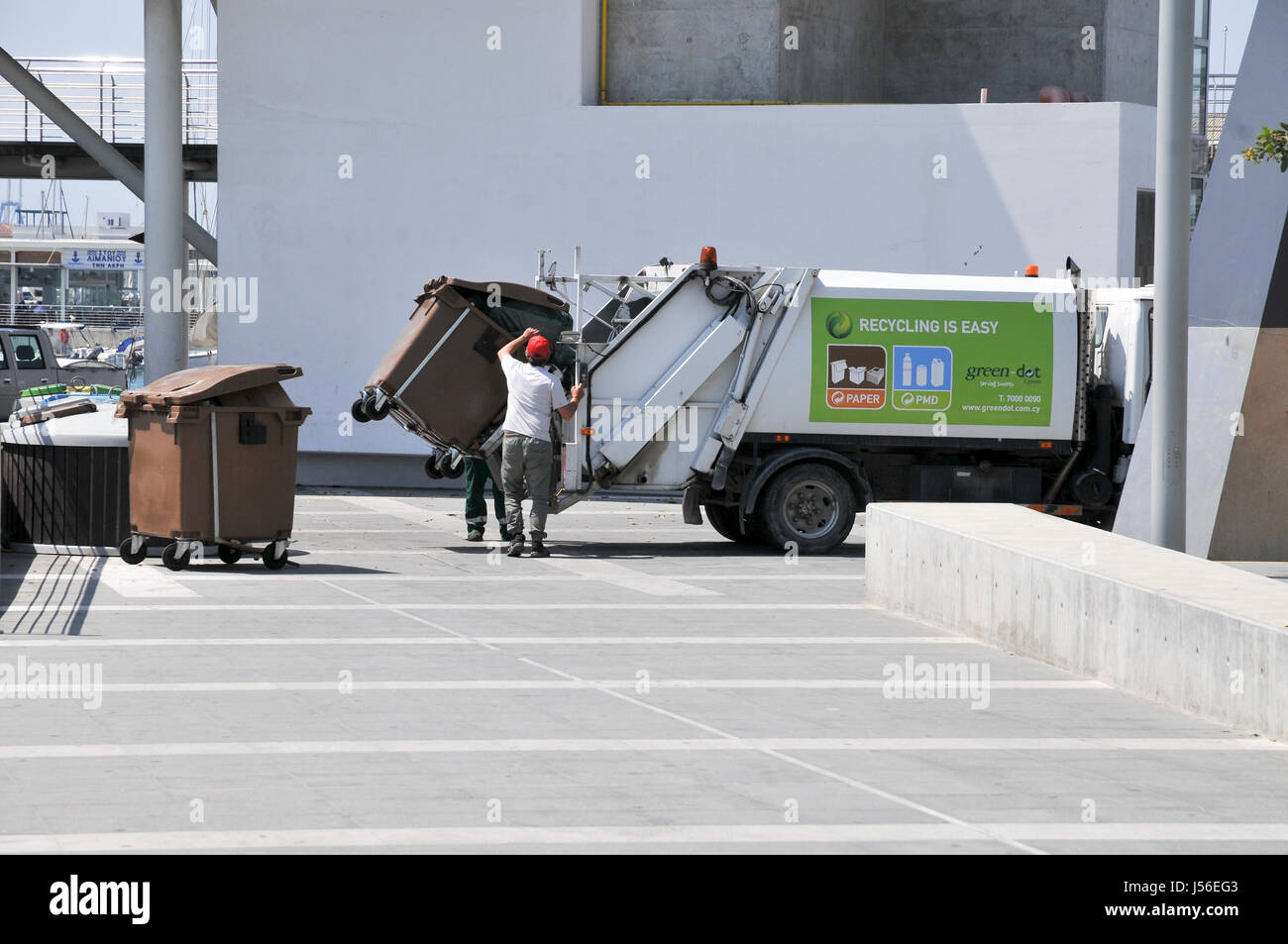 La procedura di Garbage collection carrello. Limassol, Cipro Foto Stock