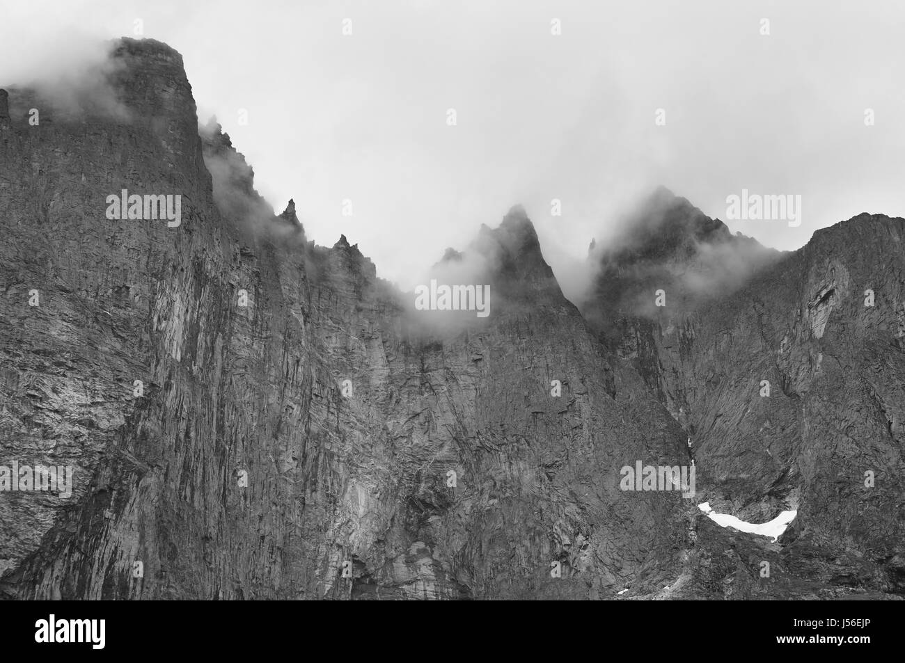 Norvegia paesaggio. Troll massiccio muro Trollveggen di montagna. Romsdalen valley. Nuvoloso Foto Stock