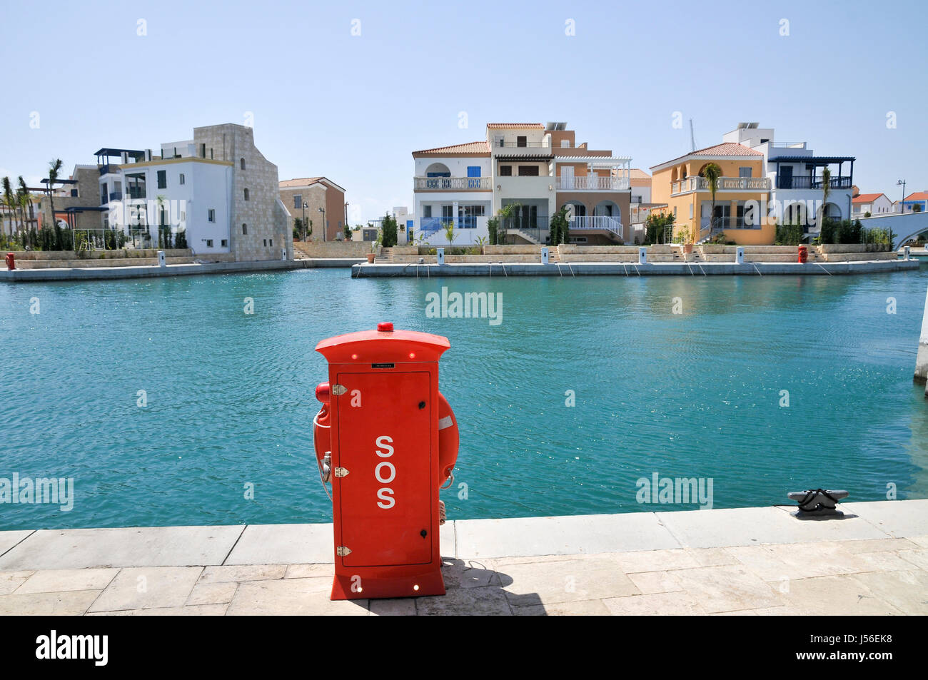 SOS di emergenza casella rossa. Limassol Marina e Porto di Cipro Foto Stock