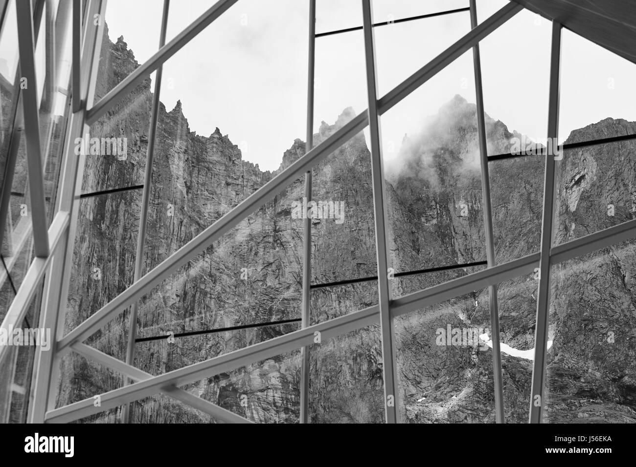 Norvegia paesaggio. Troll massiccio muro di montagna. Trollveggen viewpoint. Tourist Foto Stock