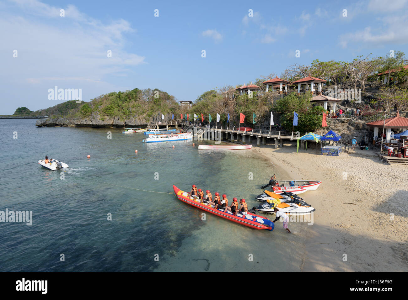 Quezon Island, Filippine - 11 Aprile 2017: Jet Ski tirando una banana boat con tourist sul Quezon Island in Cento Isole Parco Nazionale in t Foto Stock