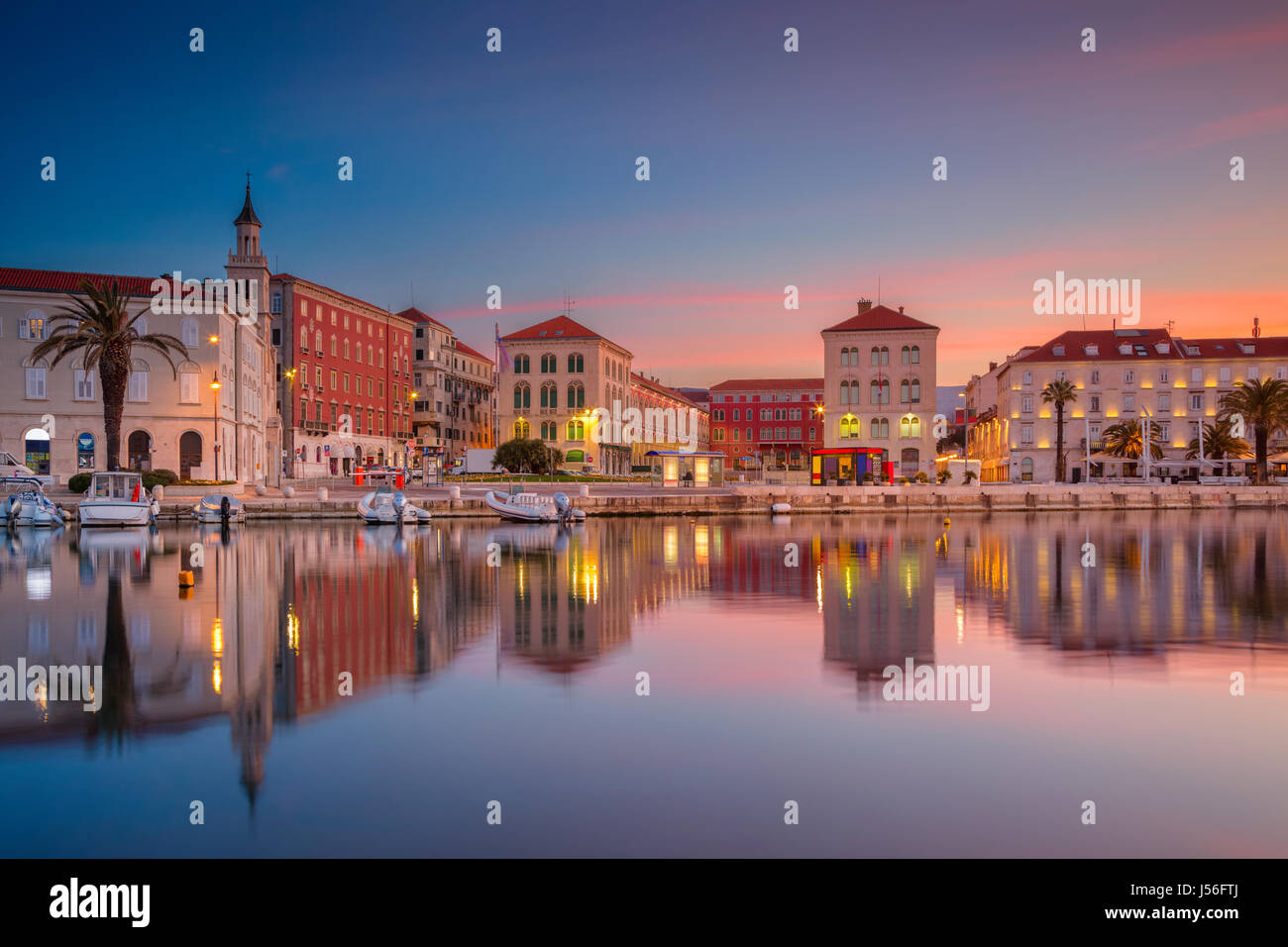 Split. Splendida e romantica città vecchia di Spalato durante la bellissima alba. Croazia,l'Europa. Foto Stock