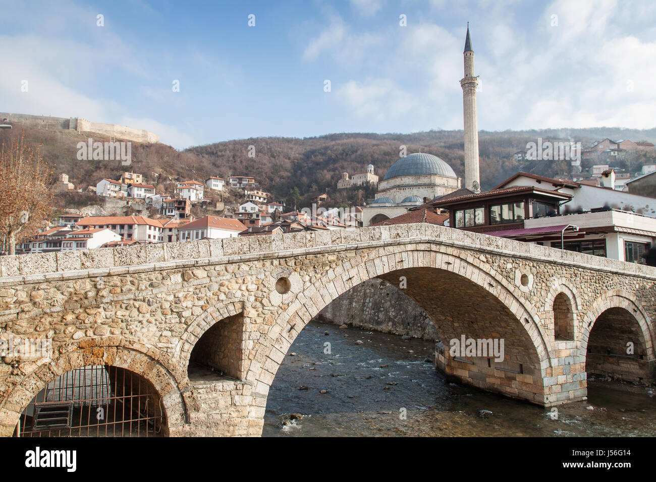Vecchio stonebridge landmark di Prizren, Kosovo in inverno Foto Stock
