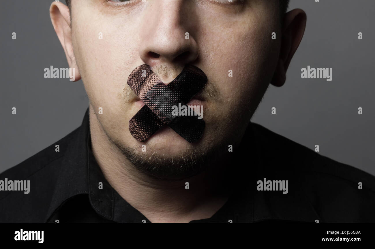 L'uomo con la bocca coperta da black patch a lui proibita la libera speeching Foto Stock