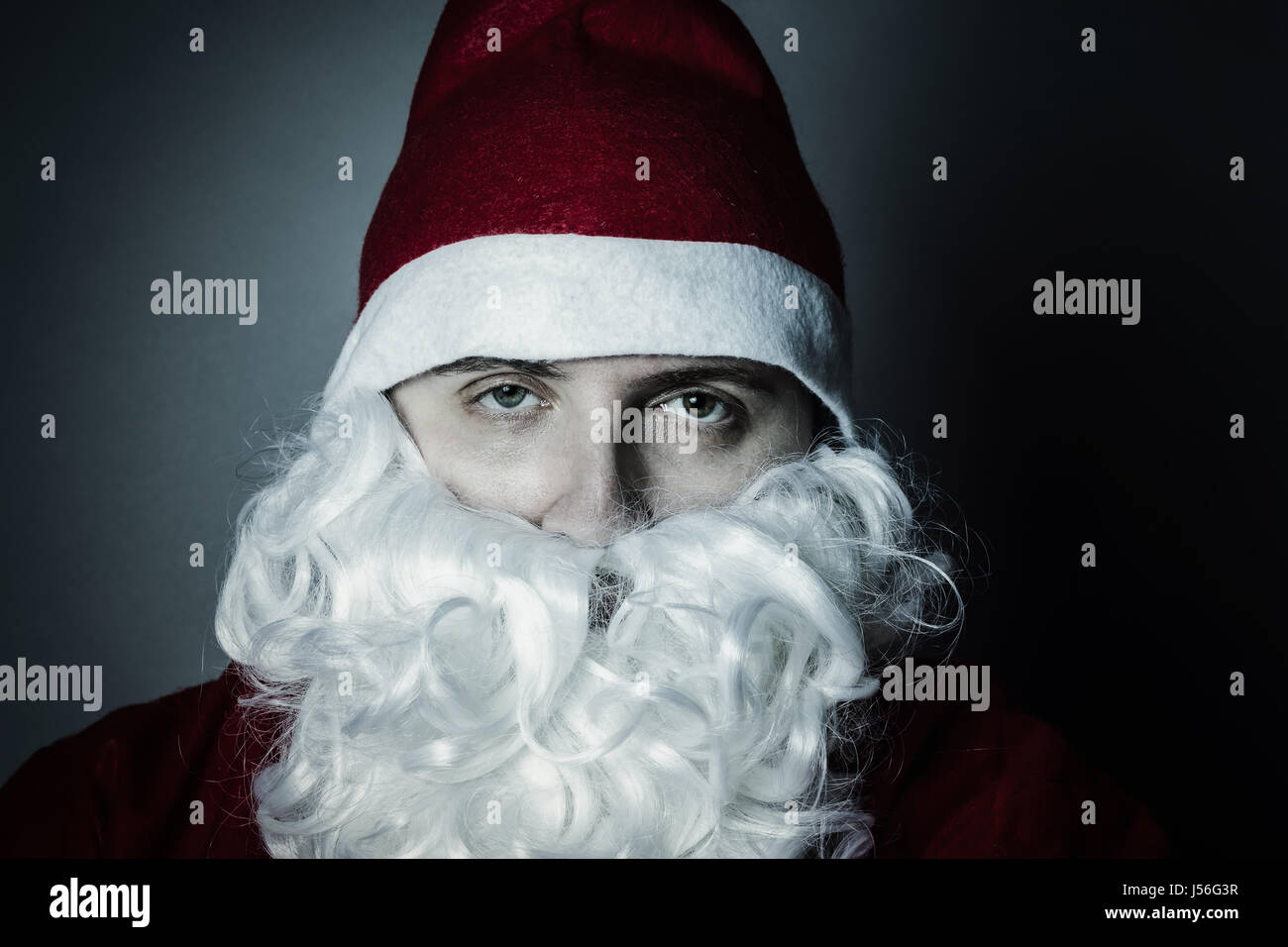 Ritratto di grave volto di santa claus in blu colori freddi Foto Stock