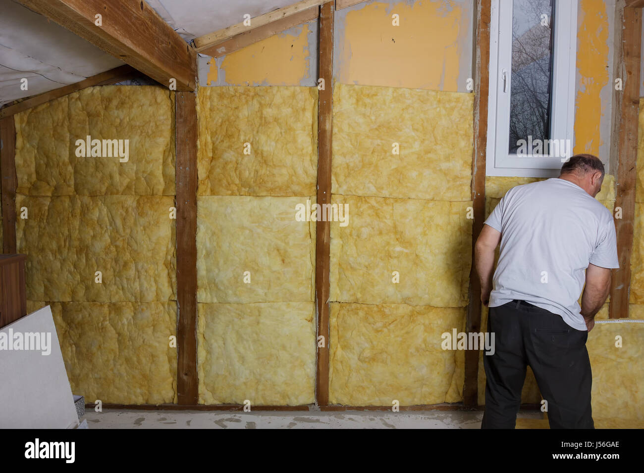 Tuttofare installazione termal isolamento in soffitta Foto Stock