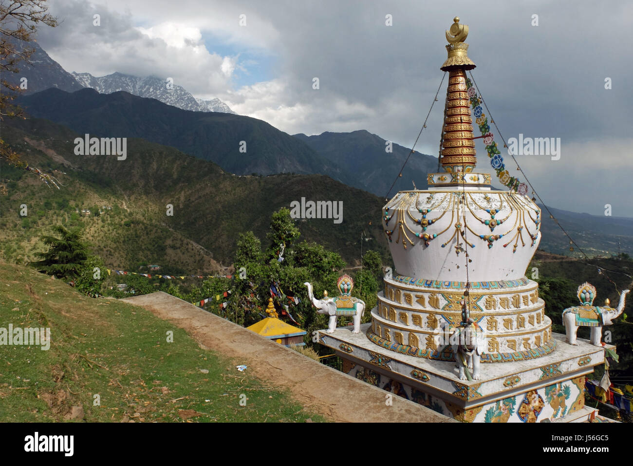 Stupa vicino al complesso di Tsuglagkhang a McLeod Ganj, Himachal Pradesh. Foto Stock