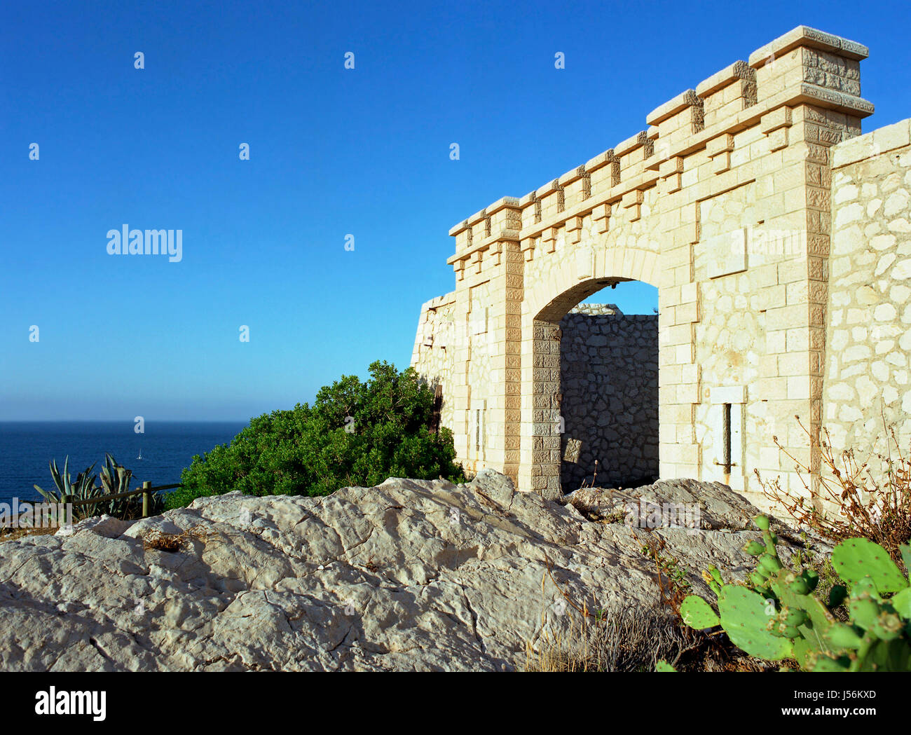 Obiettivo passaggio archgway gate gantry Francia fortezze edifici di Marsiglia shine Foto Stock