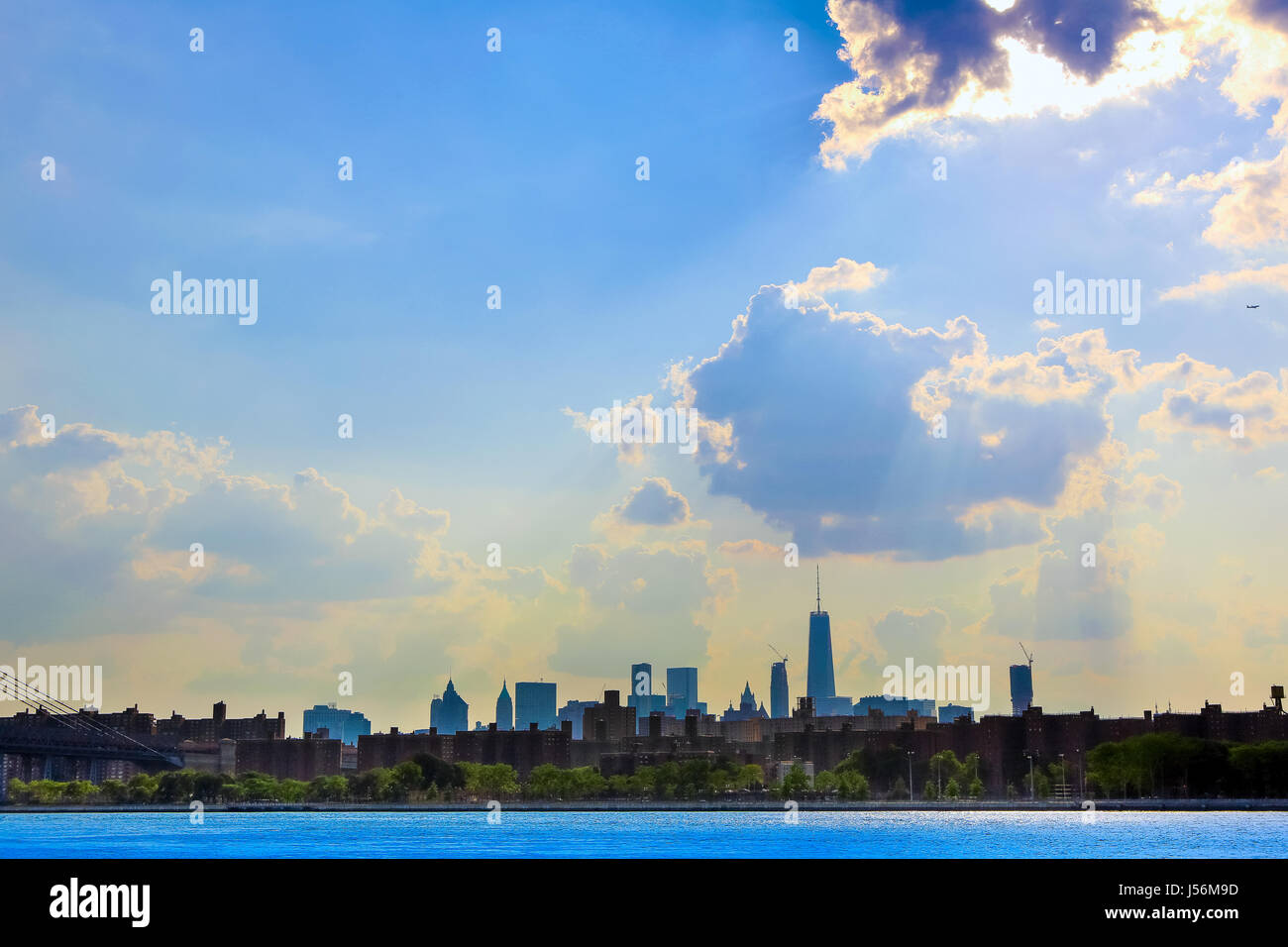 Le nuvole e la città di New York Foto Stock