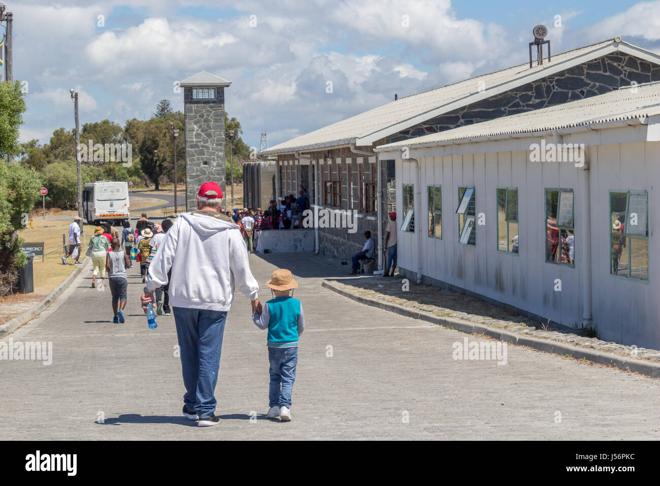 ROBBEN ISLAND, SUD AFRICA, 18 Dicembre 2016: Llittle boy e nonno visitando il carcere di massima sicurezza di Robben Island, dove Nelson Mandela Foto Stock