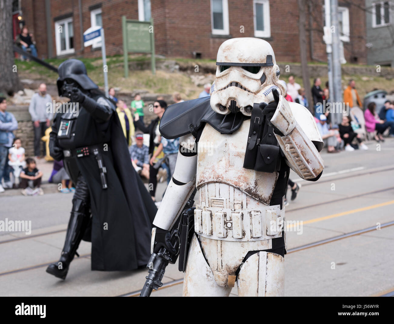 Star Wars Stormtrooper caratteri e Darth Vader a piedi lungo la Queen St e Toronto durante le spiagge Easter Parade 2017 Foto Stock