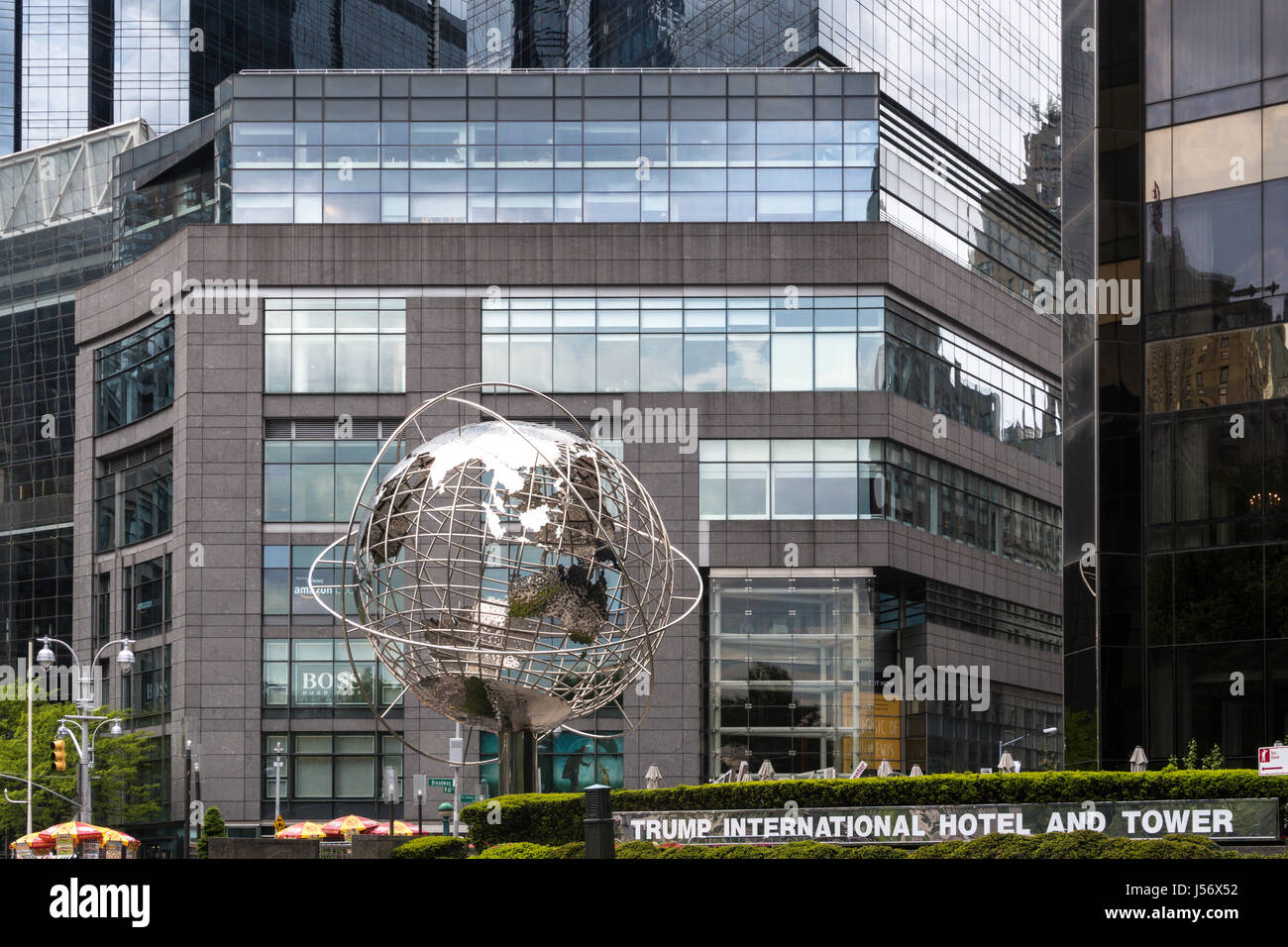 Globo di metallo scultura, Columbus Circle, NYC, STATI UNITI D'AMERICA Foto Stock
