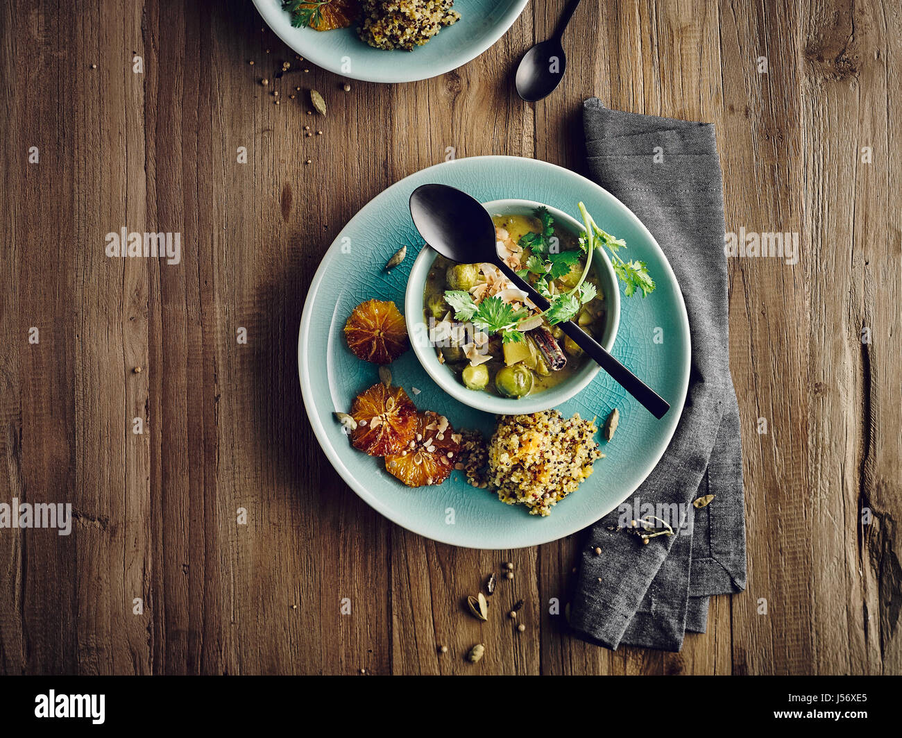 Brussel germoglio curry con arancia quinoa Foto Stock